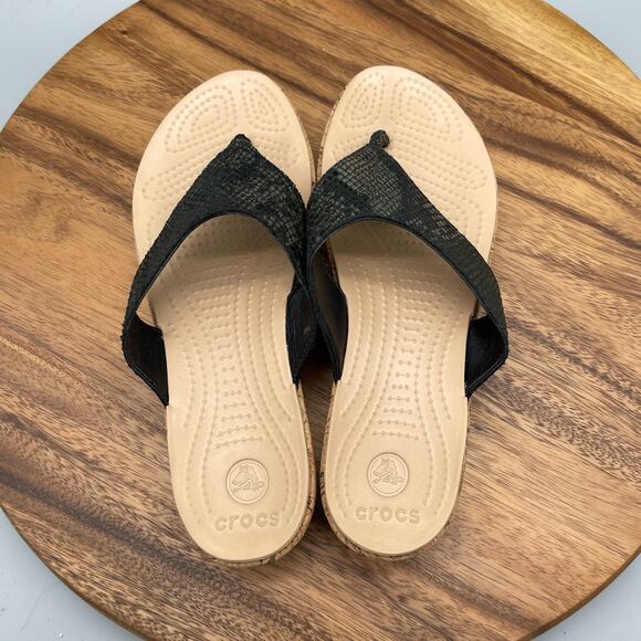 Crocs Leigh Sandals Womens 9 Black Snakeskin Wedge Beachy Resort Cruise Vacation - Picture 5 of 8